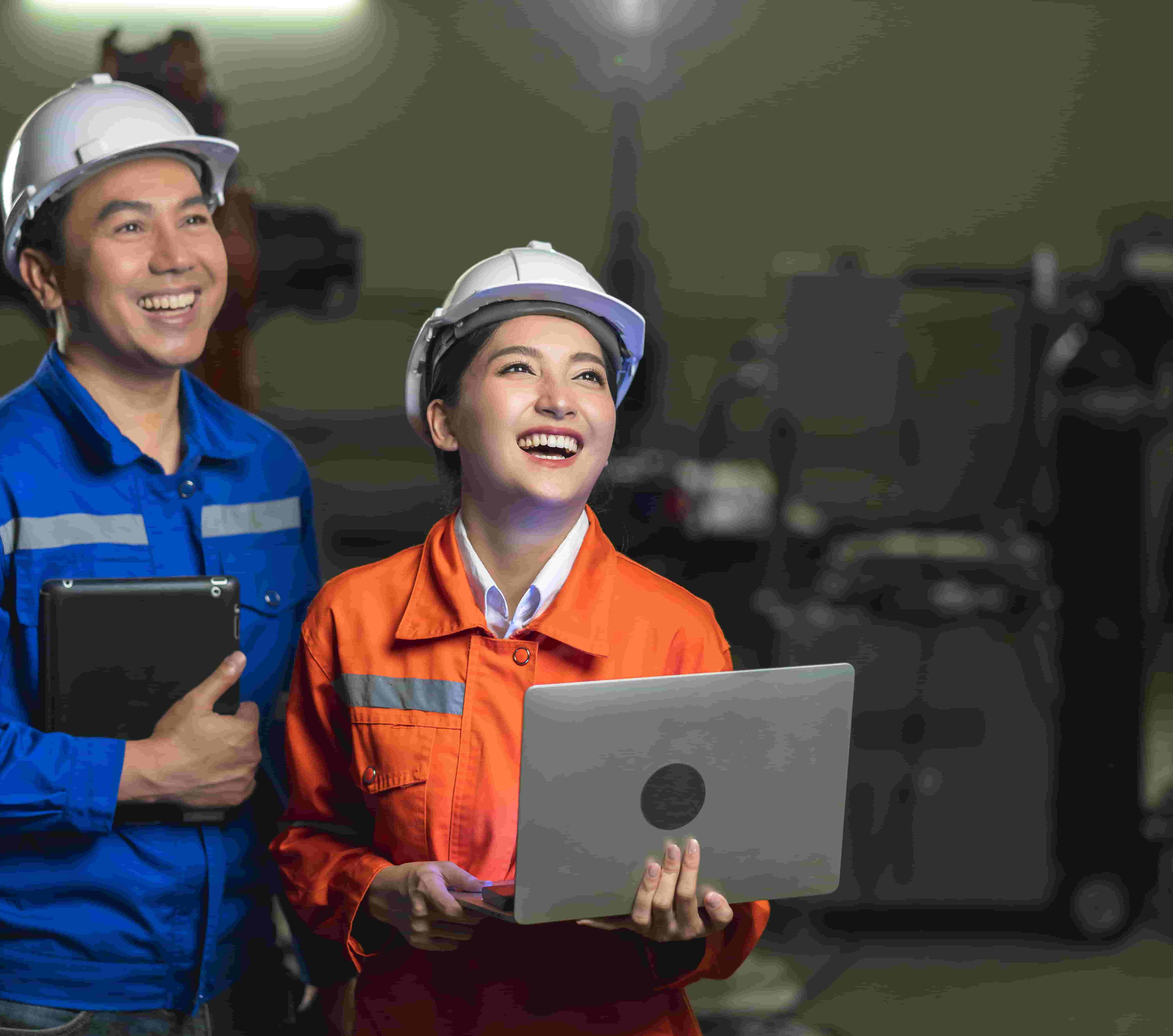 retrato-tecnica-asiatica-emgineer-masculina-uniforme-seguridad-pie-dando-vuelta-mirar-camara-reir-sonrisa-alegre-confiada-fondo-lugar-trabajo-fabrica-maquinaria-min